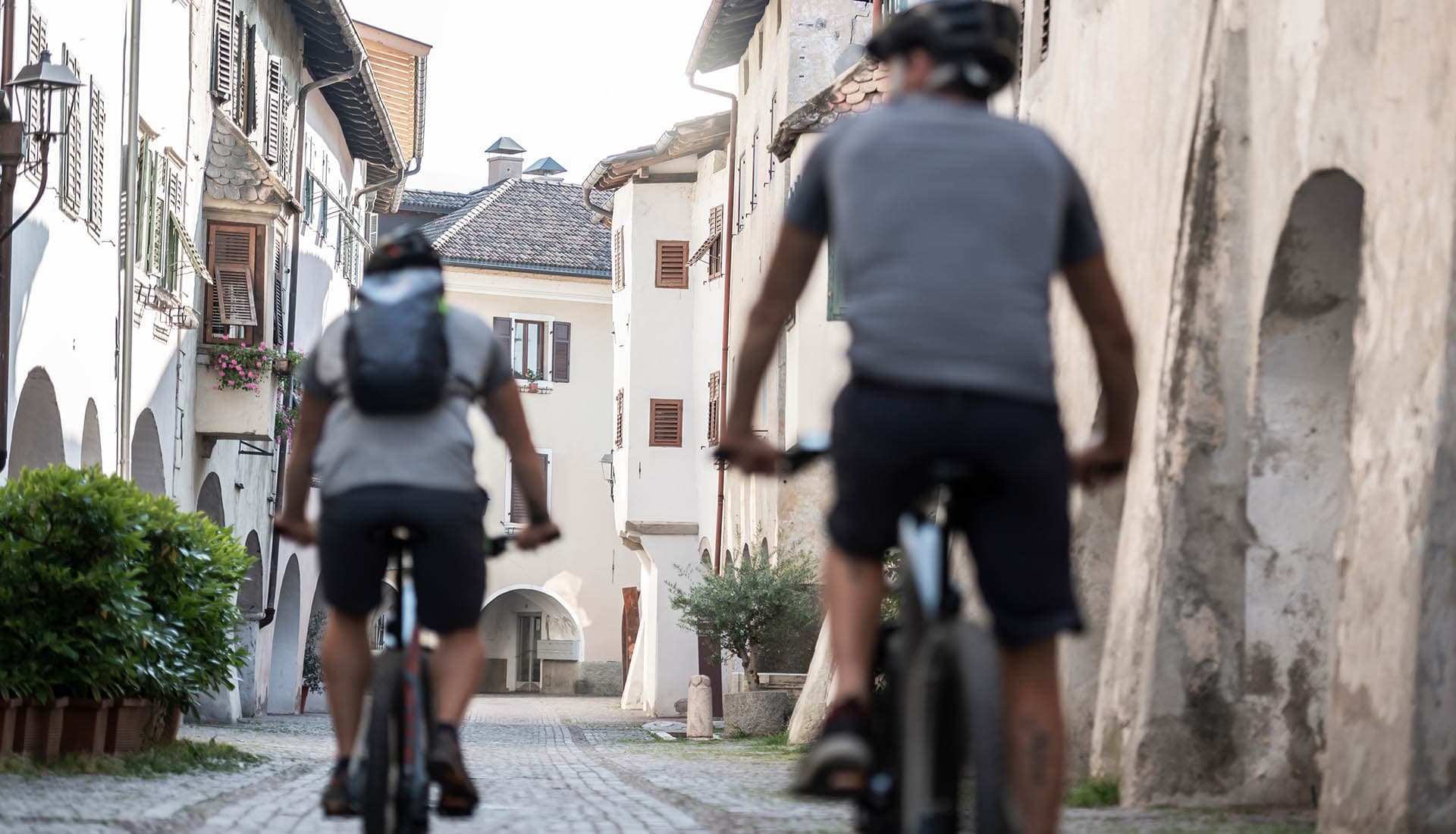 Bike Urlaub Dolomiten Villnösstal aktiv erleben Südtirol Elektro Bikes im Proihof Radtouren in Villnöss mit Elektro Mountainbikes (4) Bike Urlaub Dolomiten Villnösstal aktiv erleben Südtirol Elektro Bikes im Proihof Radtouren in Villnöss mit Elektro Mountainbikes (4)