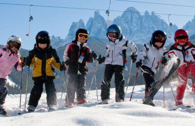 Spielerisch Skifahren lernen