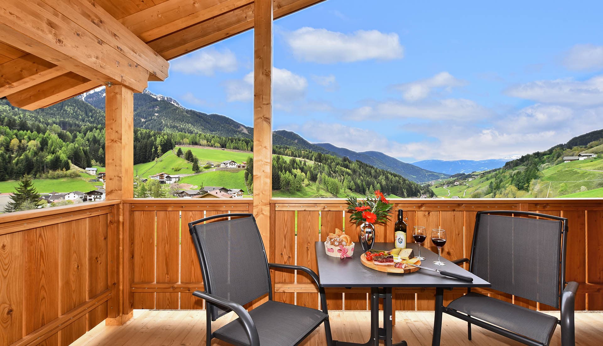 Unterkünfte in Villnöss Unsere Apartments am Proihof Urlaub in Südtirol Ferienwohnung Zimmer Dolomiten (2)