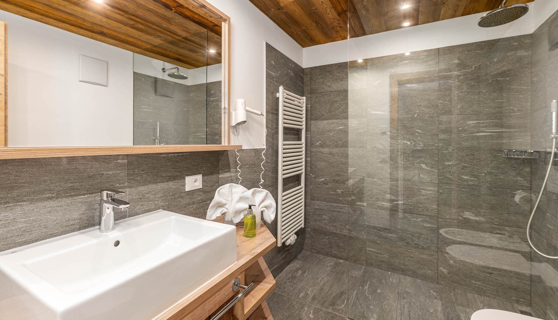 Unterkünfte in Villnöss Unsere Apartments am Proihof Urlaub in Südtirol Ferienwohnung Zimmer Dolomiten (4)