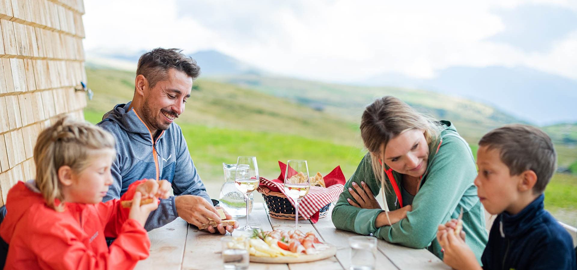 Urlaub auf dem Bauernhof mit Kindern in Villnöss Proihof Südtirol (1) Urlaub auf dem Bauernhof mit Kindern in Villnöss Proihof Südtirol (1)