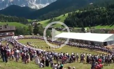 Schuhplattler world record bid on the Proihof's lawn